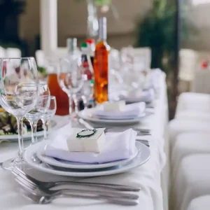 Inspirace jak naservírovat hostinu za použití nádobí z půjčovny - svatba